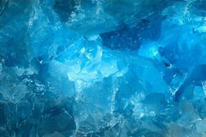 pezzi di schiacciato blu ghiaccio bicchiere crepe sfondo struttura. avvicinamento congelato acqua foto
