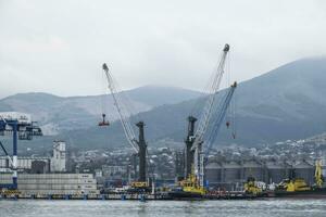 il internazionale mare porta di novorossiysk. porta gru e industriale oggetti. marino stazione. foto