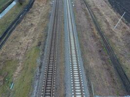 tracciare ferrovia. superiore Visualizza su il rotaie. alta tensione energia Linee per elettrico treni foto