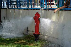 Aperto fuoco idrante, acqua flussi a partire dal un' fuoco idrante. foto