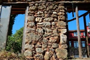 vecchio cadente cadente edificio su strade di kaleici. foto