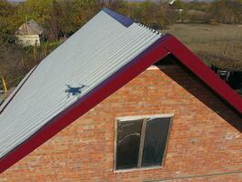 costruzione di tetto di il Casa, il angoli di il pattini di il rosso metallo profilo. foto