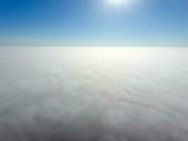 nel il cieli sopra il nebbia. Alba al di sopra di il nebbia. nuvole vicino il terra foto