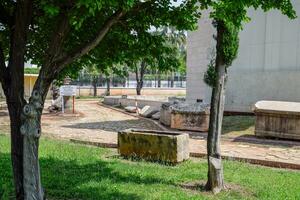 antalya antichi Museo, Giardino dietro la casa, vecchio sarcofagi nel il cortile. foto