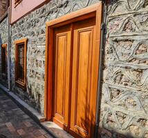 Vintage ▾ di legno cancello porta nel vecchio edificio di il storico cittadina di kaleici. foto