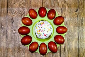 Pasqua torta e dipinto rosso Pasqua uova. cibo per il Pasqua tavolo. foto
