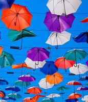 sospeso ombrelli contro il blu cielo, camminare attraverso il strade di caleici, antalya foto