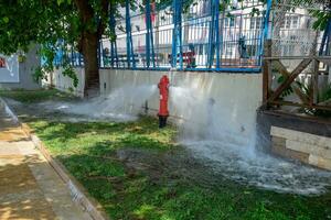 Aperto fuoco idrante, acqua flussi a partire dal un' fuoco idrante. foto