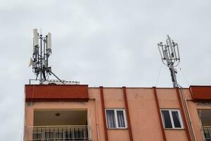 cellula Torre su il tetto di il edificio foto