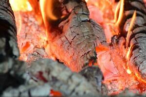 caldo carboni nel il stufa foto