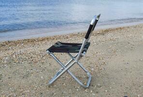 pieghevole sedia di il mare. convenienza per il turista. riposo di il mare. foto