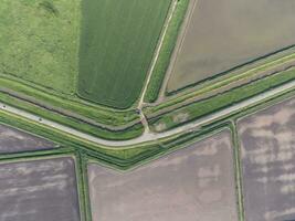 adiacente il sporco strada per il strada con asfalto foto