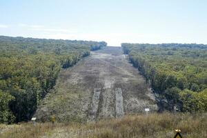 un' radura nel il foresta per il gas tubatura foto