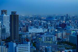 un' crepuscolo paesaggio urbano di alto angolo Visualizza vicino kyocera cupola nel osaka foto