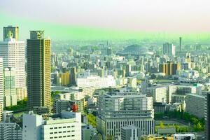 un' crepuscolo paesaggio urbano di alto angolo Visualizza vicino kyocera cupola nel osaka foto