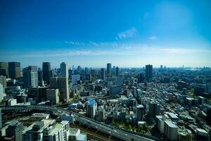 un' panorama paesaggio urbano vicino il ferrovia nel osaka largo tiro foto