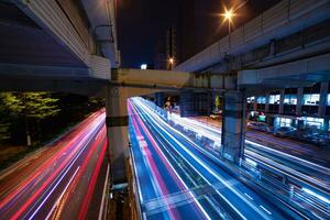 un' notte lasso di tempo di il traffico marmellata a il città strada sotto il autostrada largo tiro foto