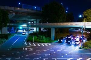 un' notte lasso di tempo di traffico marmellata a il città intersezione nel tokyo foto