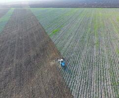 superiore Visualizza di il trattore quello aratri il campo. disconnettere il suolo. suolo coltivazione dopo raccogliere foto