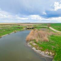 ponti attraverso irrigazione canali. riso campo irrigazione sistema foto