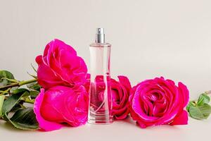 un elegante bottiglia di Da donna profumo o eau de Toilette su un' tra rosso rosa. un' copia spazio. pastello. presentazione di il delicato fragranza di profumo foto