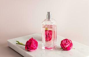 un' elegante bottiglia di Da donna profumo con un' delicato rosa aroma sta su un' marmo bianca podio. davanti Visualizza. leggere Rose. presentazione di il fragranza. foto