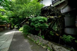 un' storico di legno ruota su il acqua superficie nel tokyo largo tiro foto