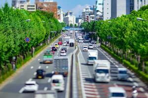 un' miniatura traffico marmellata a il centro strada nel tokyo foto