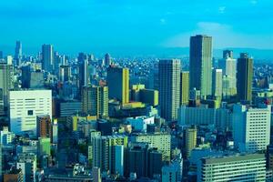 un' crepuscolo paesaggio urbano di alto angolo Visualizza vicino il ufficio edifici nel osaka foto