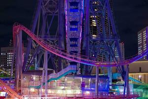 un' notte illuminato Ferris ruota nel Yokohama teleobiettivo tiro foto