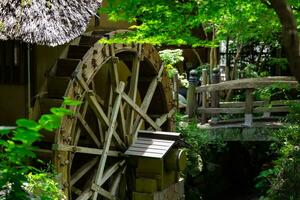 un' storico di legno ruota su il acqua superficie nel tokyo foto