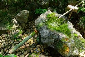 un' giapponese bambù acqua Fontana shishi-odoshi nel zen giardino foto