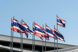 Tailandia bandiera polo nel davanti di edificio foto