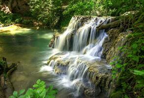 cascata nel natura. montagna cascata fiume cascata. foto