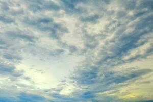 bellezza colorato nuvole a il cielo. natura sfondo foto