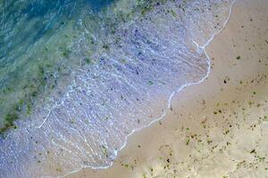 aereo superiore Visualizza a partire dal fuco per il costa con onde foto