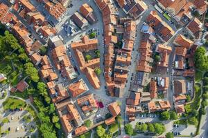 aereo Visualizza a partire dal fuco per il antico storico medievale vecchio cittadina foto