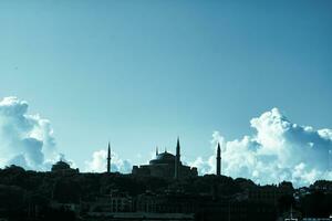 silhouette di hagia sophia o ayasofya moschea con drammatico nuvole foto