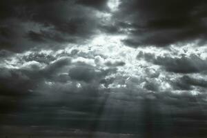 buio nuvole e raggi di sole o sole raggi. religione concetto foto