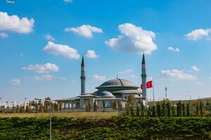 ali kuscu moschea nel Istanbul aeroporto con in parte nuvoloso cielo sfondo foto