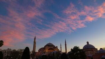 hagia sophia con arancia o rosa drammatico nuvole a Alba. foto