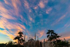 sultanahmet moschea o blu moschea con drammatico cielo a Alba foto