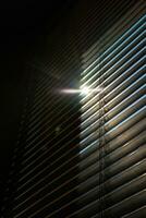 finestra persiane o gelosie con un' poco luce del sole. interno architettura foto