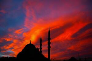 silhouette di eminonu yeni cami o nuovo moschea e drammatico cielo foto