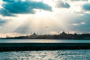 Istanbul sfondo foto. storico penisola e i raggi del sole con drammatico nuvole foto