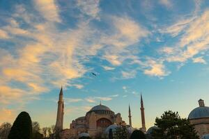 hagia sophia con in parte nuvoloso cielo a Alba nel il mattina foto