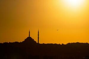 islamico sfondo foto. silhouette di fatih moschea a tramonto. foto