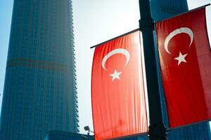 Turco bandiere e grattacieli su il sfondo. Turco economia concetto foto