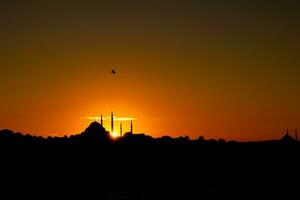 Istanbul silhouette a tramonto. nuvole al di sopra di il suleymaniye moschea e sole. foto