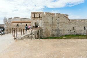 Siracusa, italia-maggio 9, 2022 persone visitare il famoso maniaco castello su il isola di ortigia nel siracusa durante un' soleggiato giorno foto